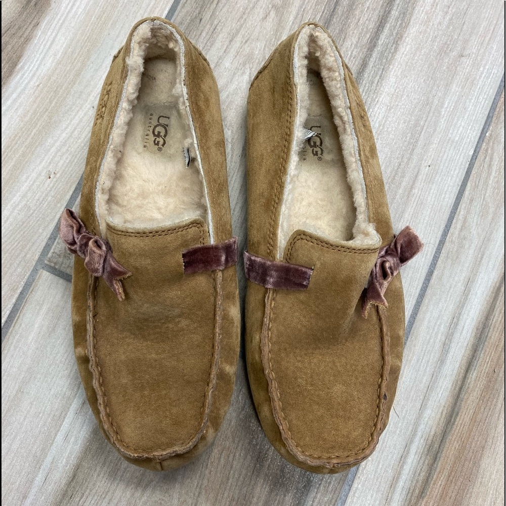 Ugg velvet bow slippers